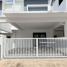 Damaris, Ara Sendayan - Top Hill Terrace House