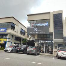 Facing mainroad, High ceilling, End-lot unit for rent !