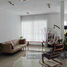 Rare large unit w private roof top garden! Penthouse! Freehold!
