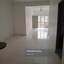 Below Market Price & Freehold 1st floor 1000sqft 3r2b at Golden Shower