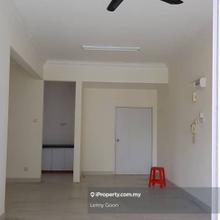 BL Avenue high floor 1100sft basic reno 2 carparks in Farlim