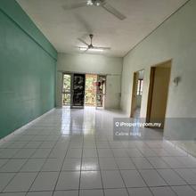 Middle floor, peaceful view. door step to grocery 