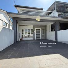 Facing empty, endlot, good condition for sale