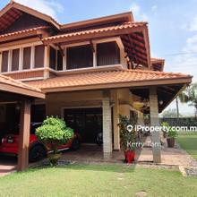 Short drive to Gold course and MRT station