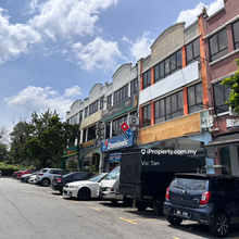 3 Storey Shoplot Located at Damai Utama Bandar Kinrara for Sale !
