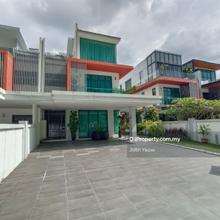 Luxurious Semi -D Fully Furnished Renovated Golf View Residence 