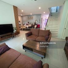 Rare End Lot Unit !! Facing Garden !!