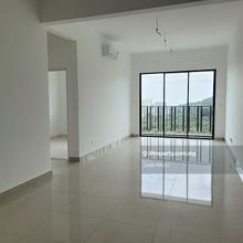 Airport View Corner Unit !! Forestville, 1000sf, Mid Floor, 2 Carparks