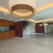 Well maintained end lot double storey house for rent 