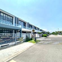 Cube 176,Pulai Jaya,End Lot,big land size,24x65,Next to highway