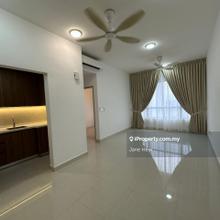 Freehold Quinn 3rooms Partly Furnished next to LRT