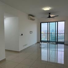 Lakepark residence spacious unit with balcony & 3 car parks for sale!