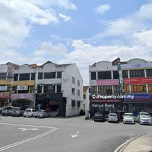 3storey shop facing main road in Bandar Kinrara Du2