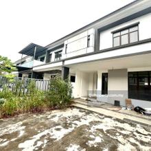 Spacious double storey Intermediate Lot