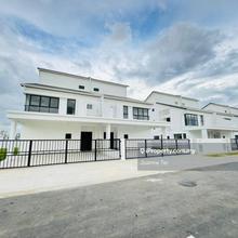 2.5 storey semi Detached for Rent