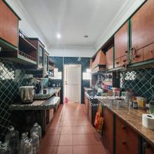 Rare unit extremely low density apartment / townhouse with security 