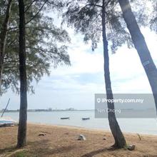 2 Storey House walking distance to beach