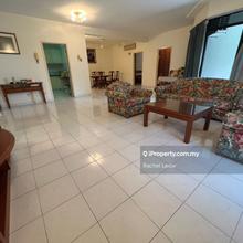 Well-kept corner unit with lovely views