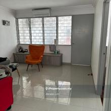 Freehold, well-maintained unit, nice furnitures