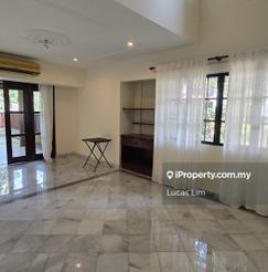 Spacious Living space connecting to the outdoor