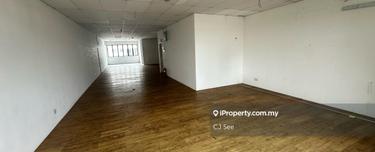 Ample parking space, convenient location 1