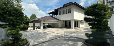 Timeless Bungalow with Expansive Driveway & Zen-Inspired Garden in Pri 1