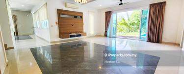 2.5-Sty Bungalow, Renovated Bungalow with Swimming Pool 1