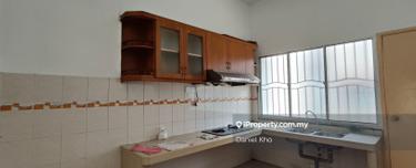 Renovated Facing empty land ample parking 5 km to Lrt station cheap 1