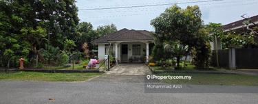 Banglo Sungai Isap Damai luas depan padang 1