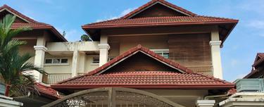 Spacious unit with a beautiful garden. 1