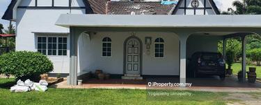 Sitiawan beautiful Bungalow. 1 acre lot. Home/Homestay/Function house 1