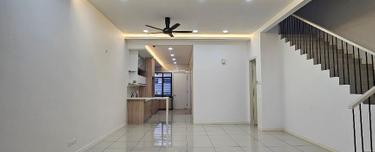 Spacious High Ceiling ! Decent neighborhood_ near KLIA, Cyber, Putra 1