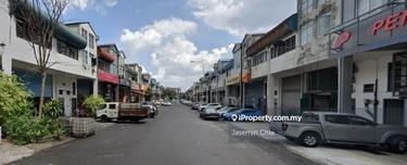 3.5 Storey with cargo lift at Sri Edaran Kepong for rent 1