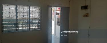 A single storey intermediate terrace house 1
