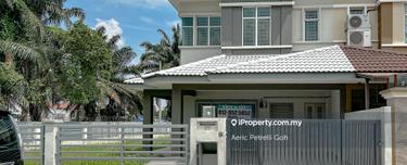 Corner lot 2 Storey House with spacious land / garden Bandar Puteri 1