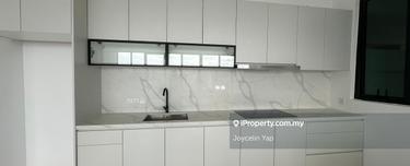 4 Carparks Junior Penthouse for Sale! Free Partially Furnished 1