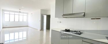 2 x Carparks, Short walk to groceries & eateries 1