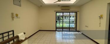 Luxury townhouse in Parkville. Upper unit w balcony & private garden. 1