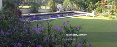 Detached house on elevated grounds with golf course view 1