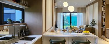 Freehold Condo, 25 m walk to Kwasa Damansara MRT station. 1