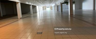 Freehold Exclusive Mall and Huge parking Bays Melaka with escalator 1