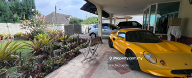 1.5 storey renovated bungalow with big garden. Compound parks 5 cars! 1