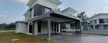 Accessibility, Amenities, Golf course, Low density, Freehold, Peaceful 1