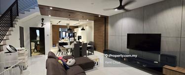 Limited tastefully renovated and move in condition 2.5sty terrace unit 1