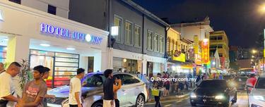 Facing Mainroad with High Exposure ! Limited Unit ! 1