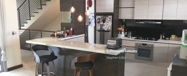 Beautifully renovated 3 1/2 storey townhouse with big build up! 1