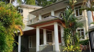 Stunning Home with Majestic Entrance and Unique Features 1