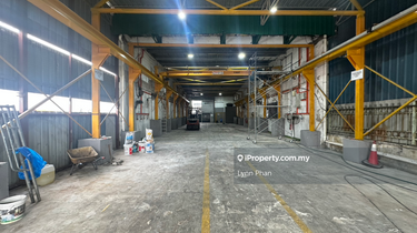 Taman Mount austin factory rent with overhead cranes . 1