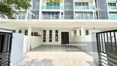 Below Market , 3 Storey 7room 7bath , Bangi Avenue , Seri Putra  1