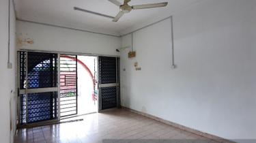Situated in a convenient location, walking distant to morning market. 1